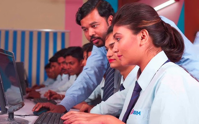 Students attending a healthcare management course and developing professional skills for careers in hospital administration and management